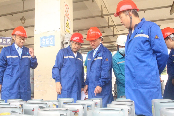 F:\yf\官網oa推文及圖片年‚209\省、市、區(qū)各級市場監(jiān)督管理局蒞臨曠遠能源股份有限公司督導調研燃氣特種設備安全工作(1)\省、市、區(qū)各級市場監(jiān)督管理局檢查圖片.jpg